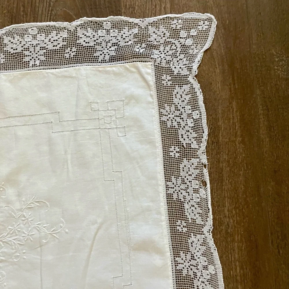 White Lace Trimmed Tablecloth 22/24 inches